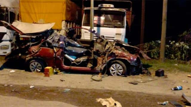 Tragedia en Córdoba: Tres muertos al despistar un auto y chocar con un camión