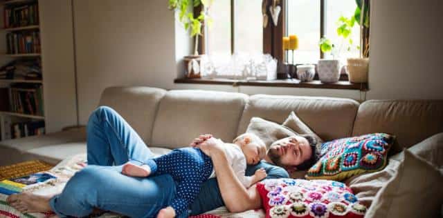 Los nuevos papás tienen por delante seis años de privación del sueño, según un estudio