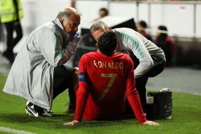 Cristiano Ronaldo se lesionó solo en un amistoso de Portugal contra Serbia
