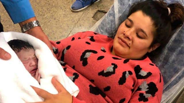Una joven dio a luz a su bebé mientras hacía fila en un banco