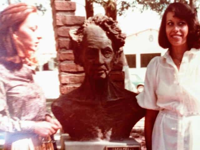 41 años del fallecimiento de Juan L. Ortiz y 40 años de la inauguración del busto en Parque Quintana