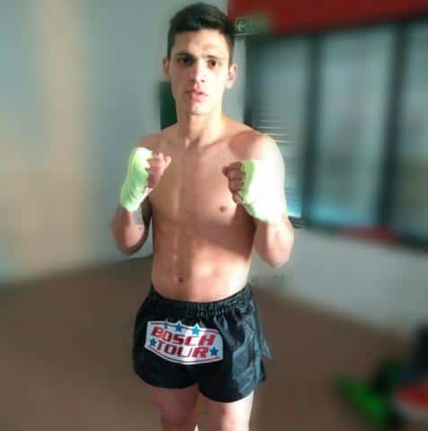 Jonatan González combate en boxeo profesional en un festival que se realiza en Escobar