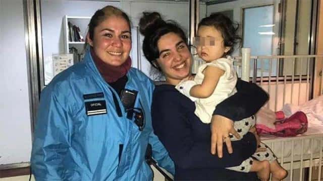 Mujer policía salvó a una beba que se había tragado una hebilla