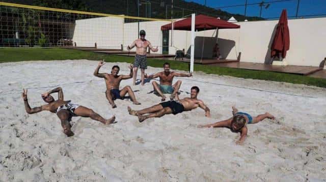 Escandalosa "cuarentena" de Neymar: arena, amigos y mucho sol