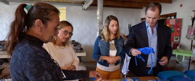 Bordet visitó una cooperativa de trabajo textil entrerriana que fabrica barbijos
