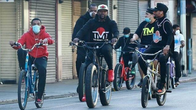 Floyd Mayweather rompió la cuarentena en Los Ángeles para dar un paseo en bicicleta
