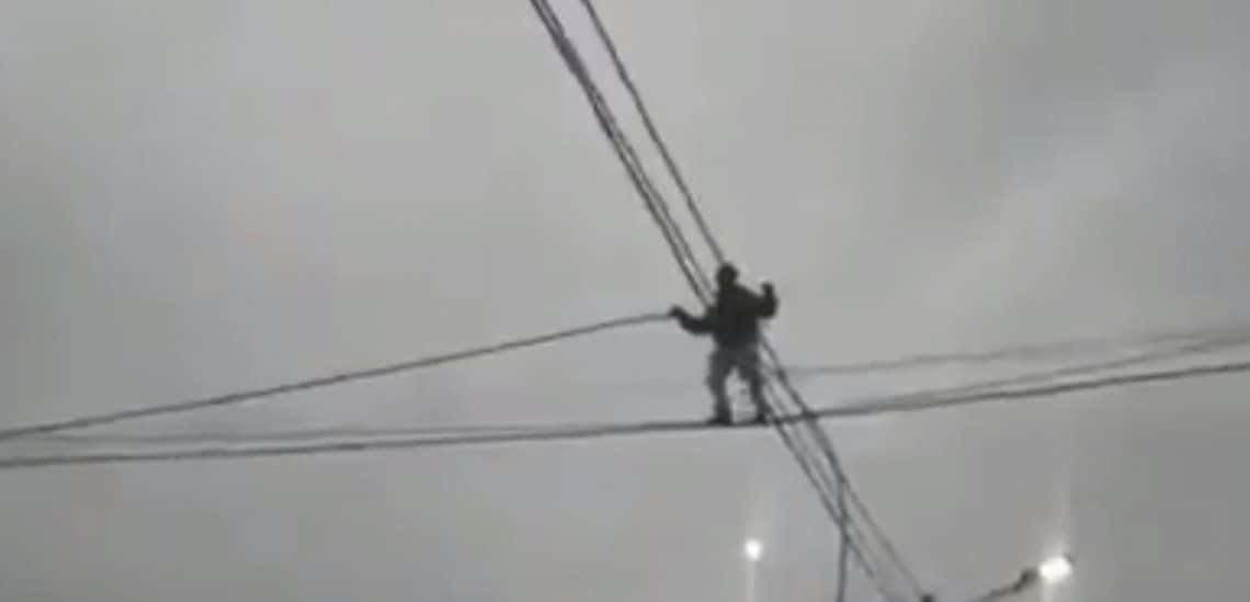Un ladrón equilibrista trepó diez metros para robar cables