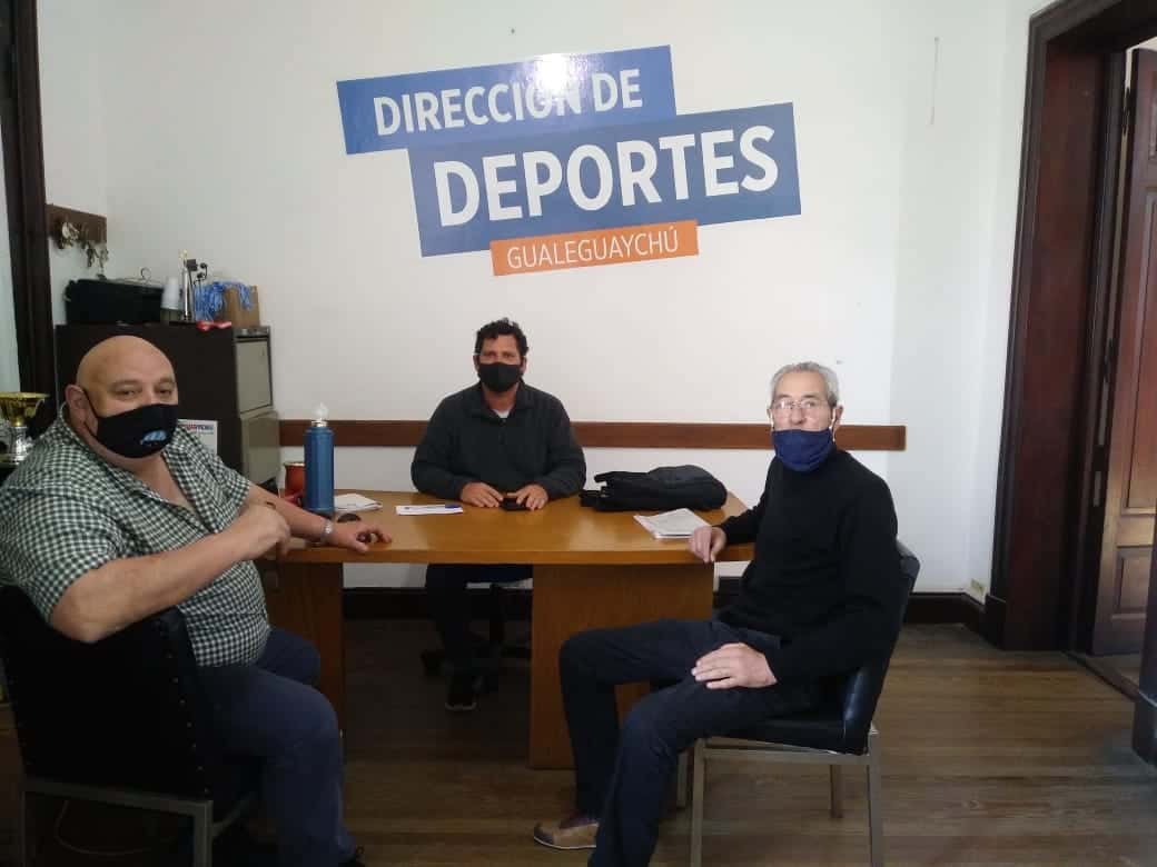 Dirigentes de la APROERBI tras la sede en Gualeguaychú