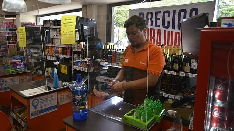 Personal de supermercados recibirá un bono de 13 mil pesos