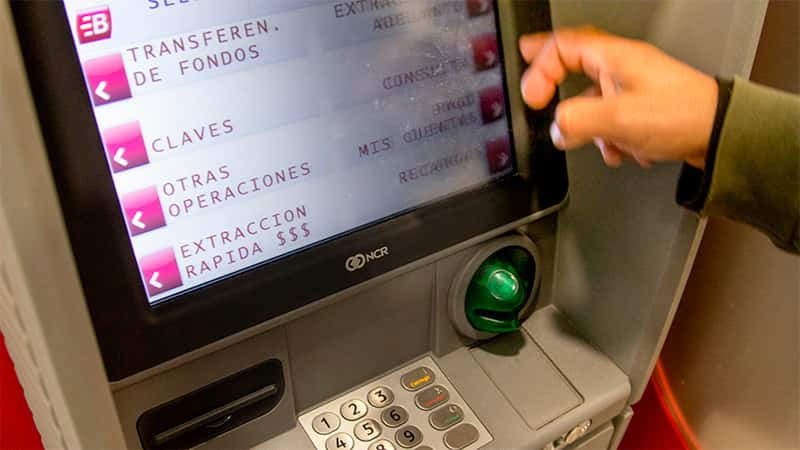 Cajeros automáticos tendrán que aceptar la huella digital