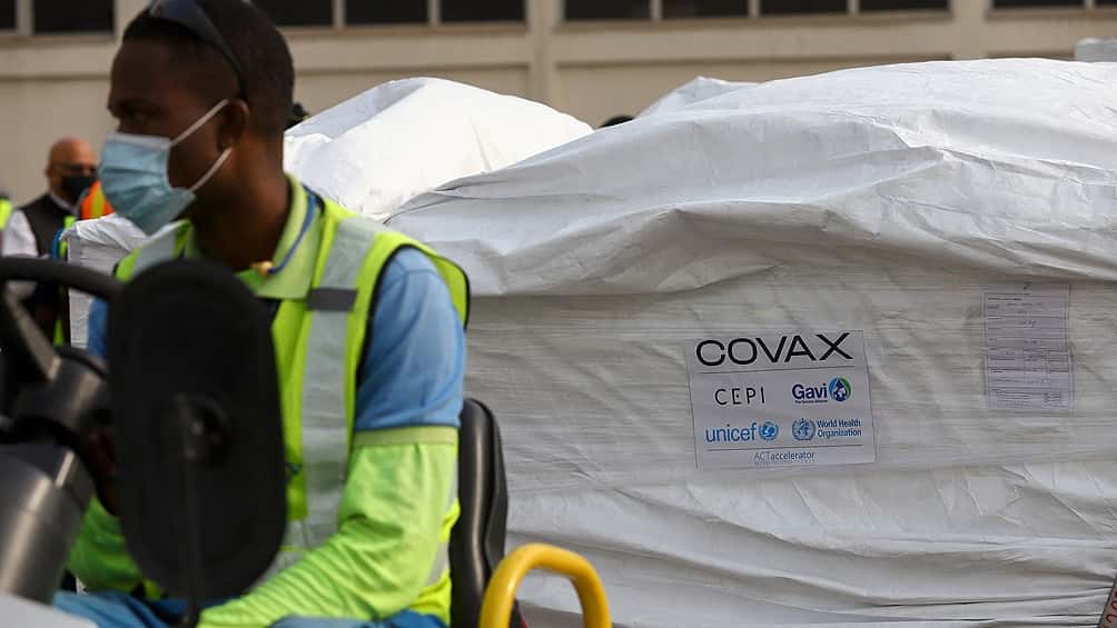 El presidente de Ghana recibió la dosis de la vacuna Covax