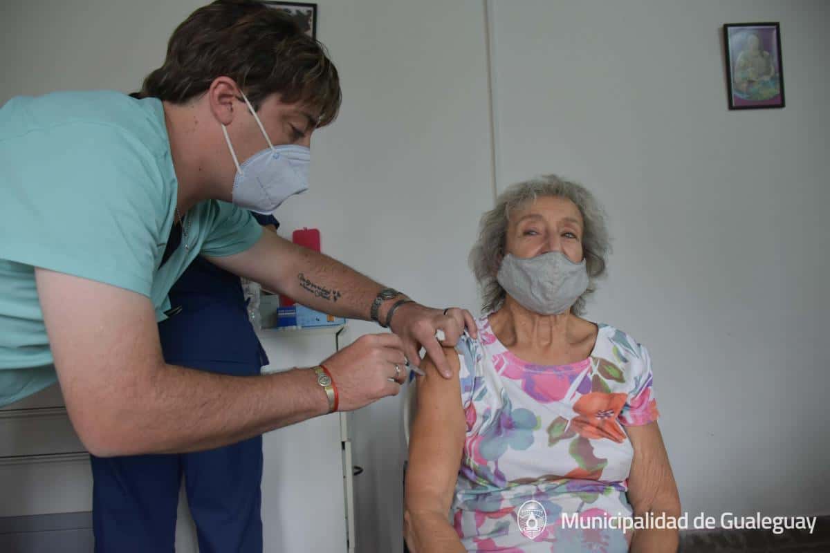 Covid: Comenzó la vacunación a adultos mayores