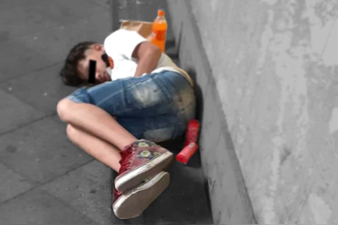 El niño que duerme en la calle y el Intendente abandonó