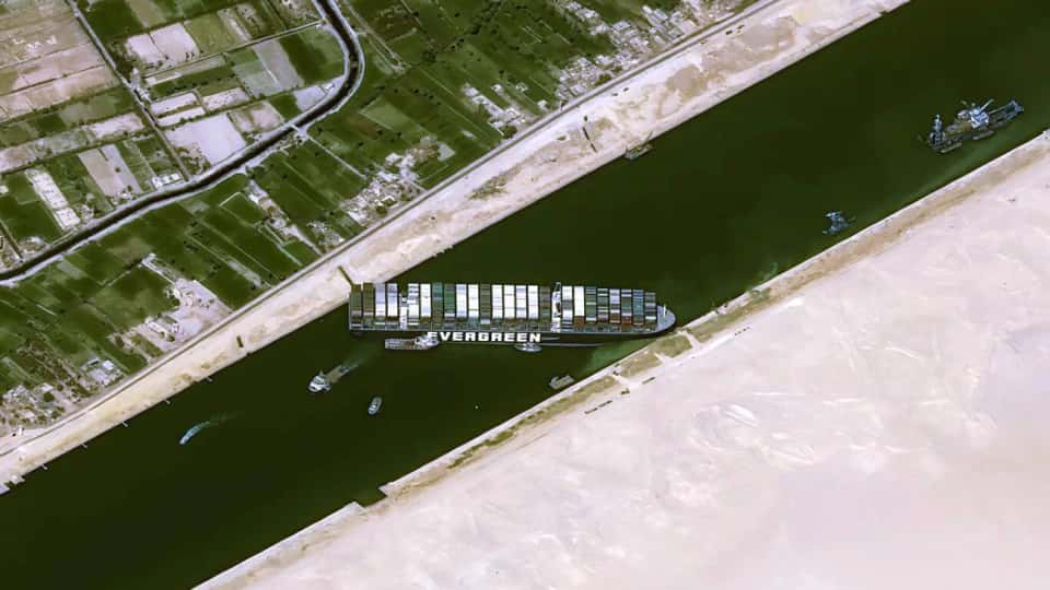 Un barco quedó atascado en el canal de Suez y paraliza el comercio internacional