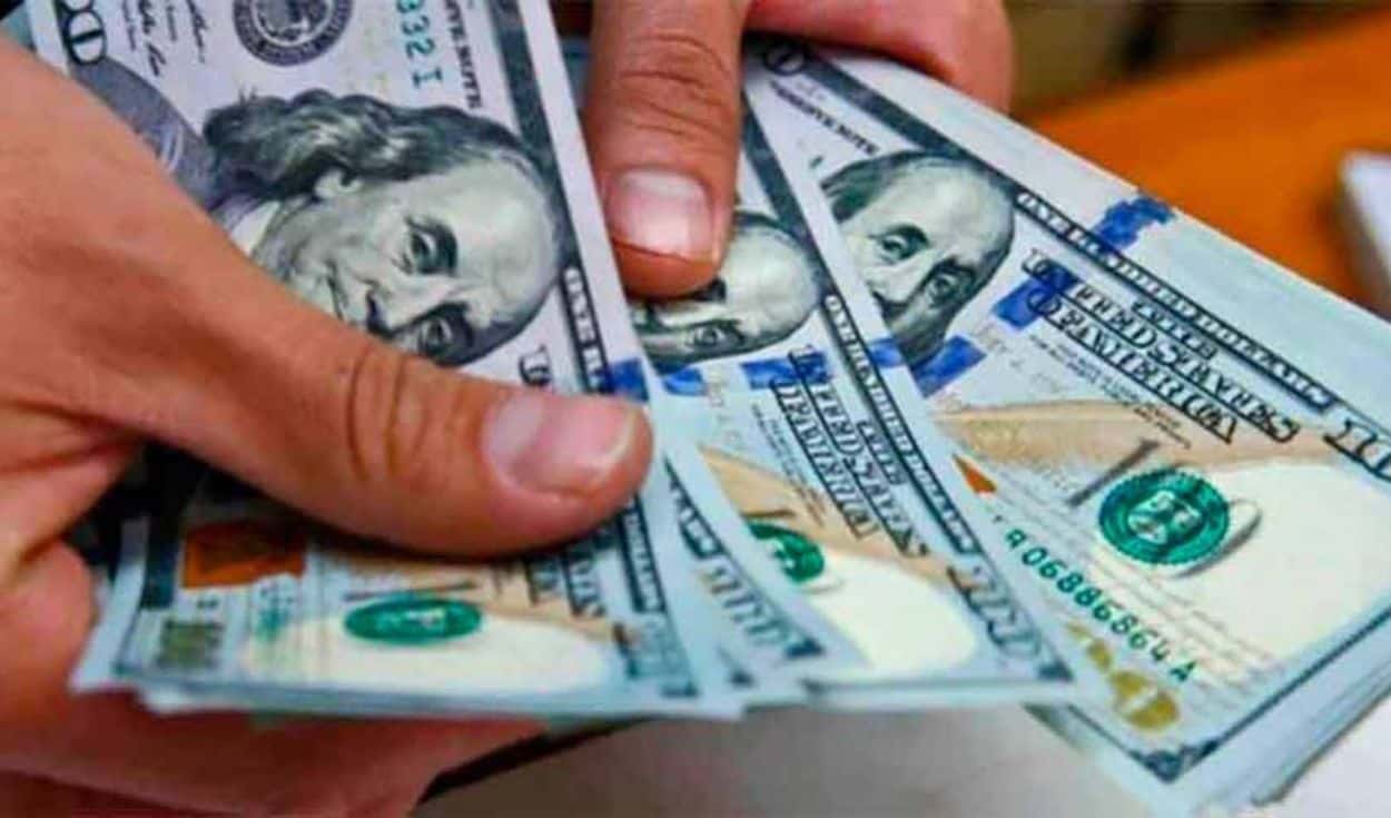 El dólar blue continúa su récords y se acerca a los 500 pesos