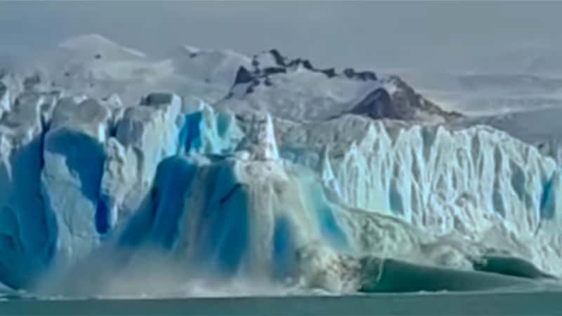 Glaciar Perito Moreno: impresionante desprendimiento de bloque gigante de hielo