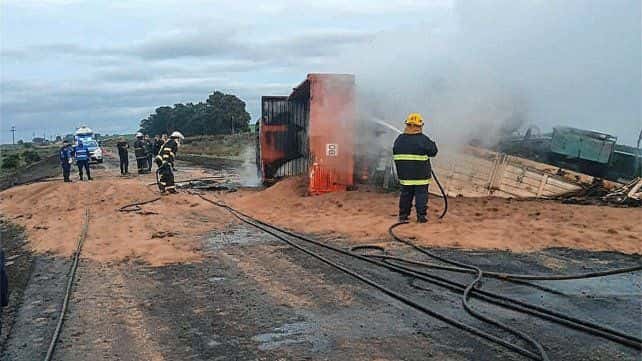 Ruta 131: camión cargado de arena volcó y se prendió fuego