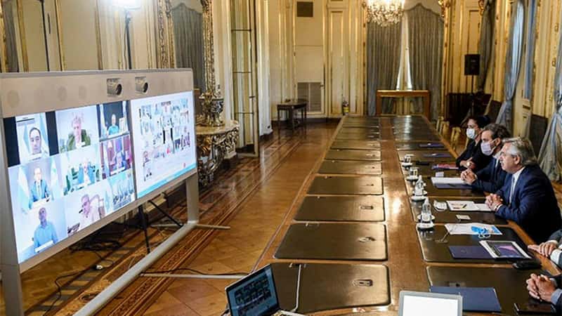 El Presidente mantiene una videoconferencia con doce gobernadores