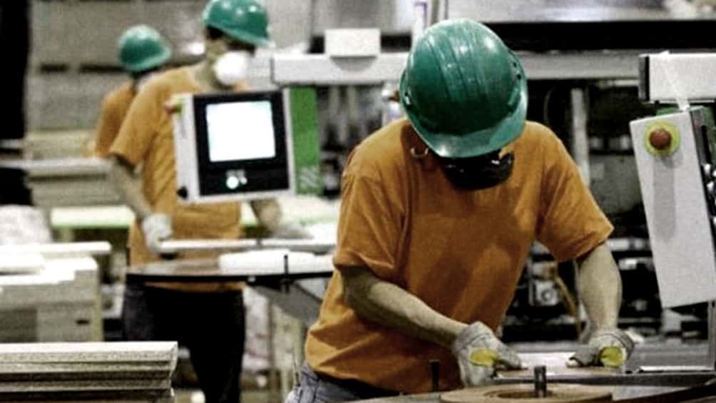La actividad industrial subió 32,8% en marzo y la construcción 97,6%, informó el Indec