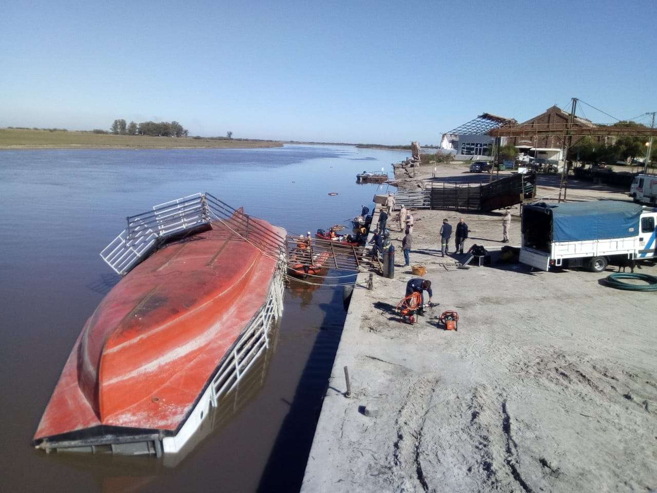 Puerto Ruiz: realizan trabajos en la embarcación volcada 