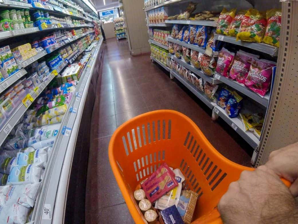 El consumo en supermercados y autoservicios cayó 19% interanual en abril