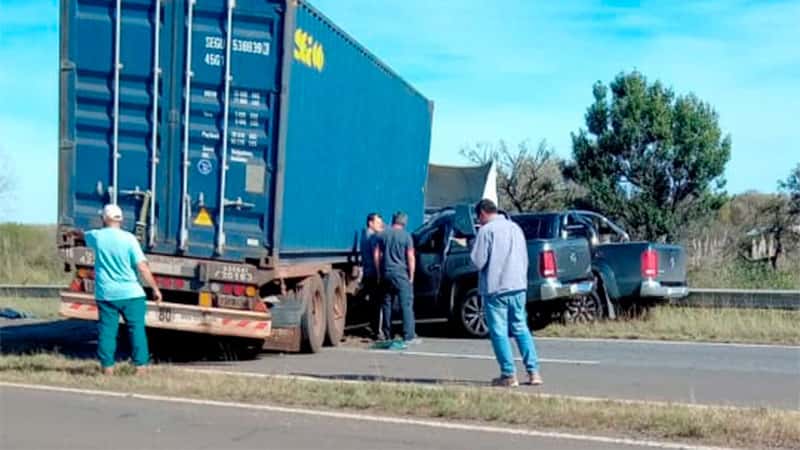 Accidente fatal en Ruta 12: camión cruzó de carril y dos camionetas lo chocaron