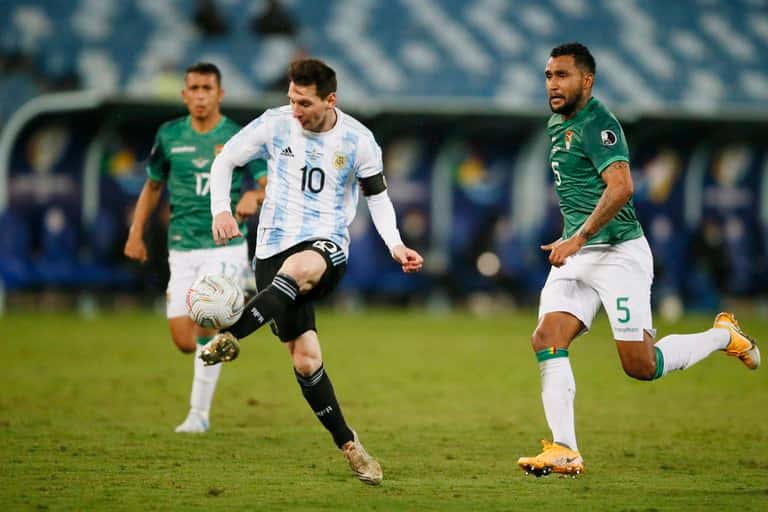 Argentina goleó 4-1 a Bolivia y avanzó como líder de su grupo a los cuartos de final de la Copa América