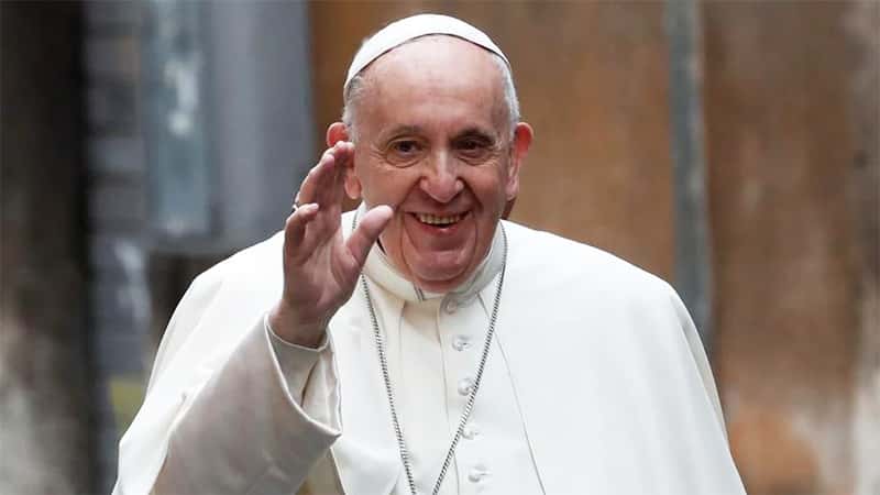 Francisco volvió al Vaticano tras 10 días internado por una operación de colon