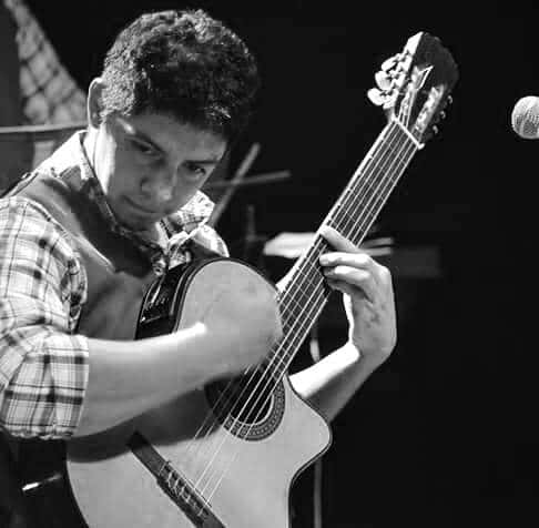 Julián Stabilito, voz y guitarra que emocionan 