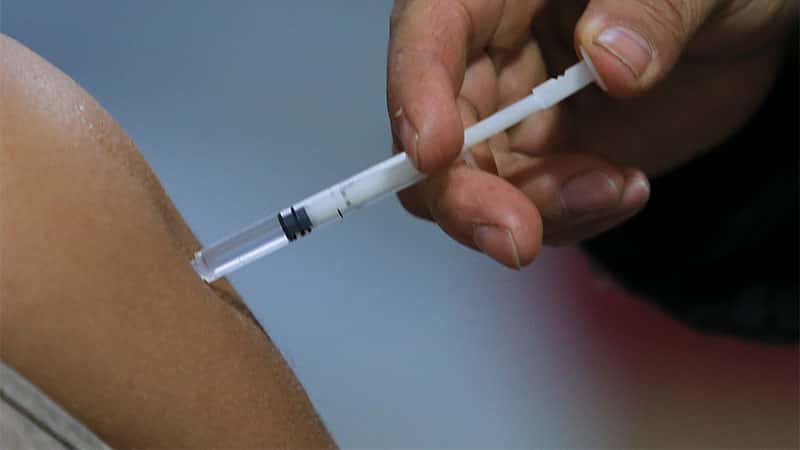 Covid: planifican empezar con vacunación a niños y adolescentes durante agosto