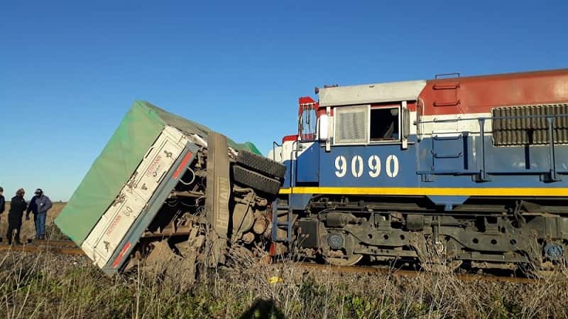 Un camionero de Gualeguay chocó con un tren