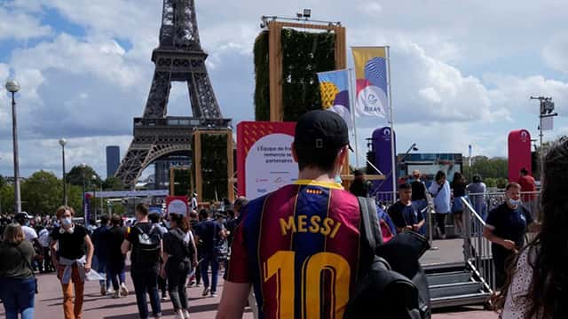 Messi revoluciona París: fanáticos del PSG esperan al astro en el aeropuerto y el estadio
