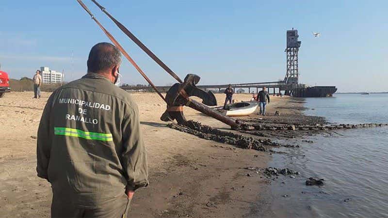 Bajante del Paraná: hallaron enorme ancla con sus cadenas y pesa 15 toneladas