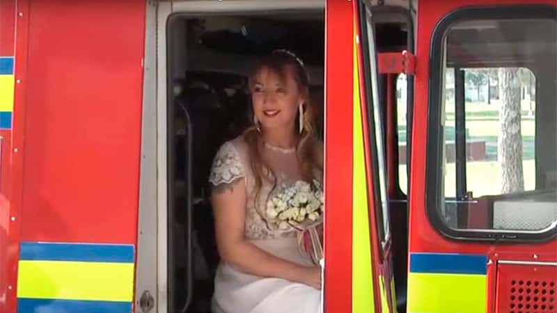 Es bombera y cumplió su sueño: Se casó y llegó en autobomba a la Iglesia