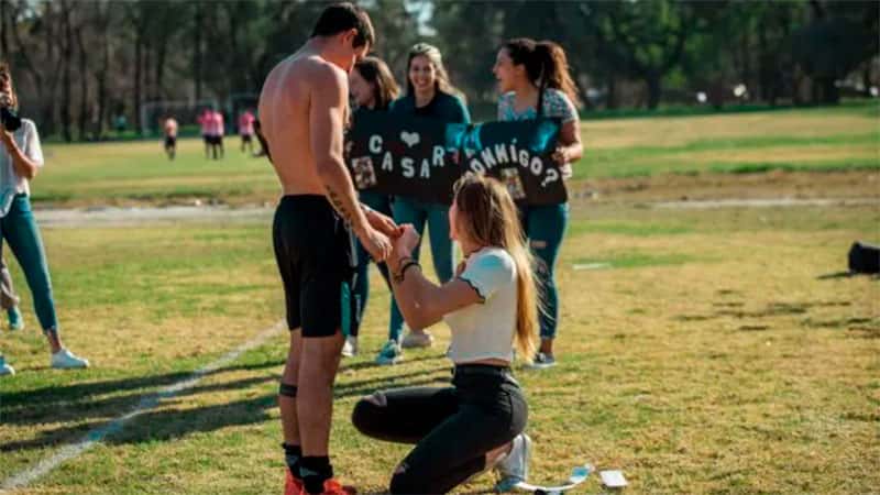 Le propuso matrimonio al novio cuando él terminó de jugar un partido de fútbol