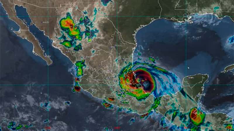 Grace se convierte en huracán categoría 2 y descarga su furia en México
