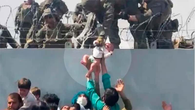 Qué pasó con el bebé entregado por encima de un muro a los soldados