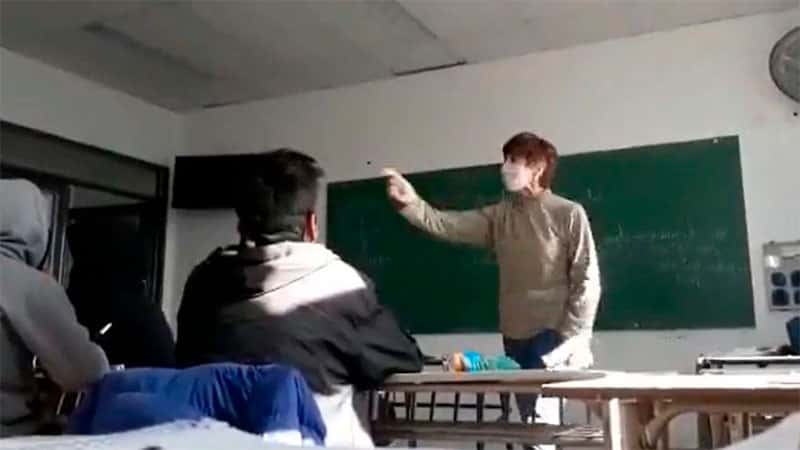 Suspenden a la docente que increpó al estudiante durante una discusión política
