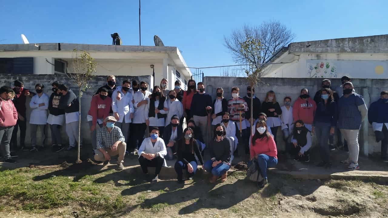 Escuela de Puerto Ruiz: por el Día del árbol realizaron una charla y una plantación