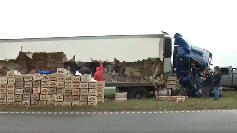 Chocaron dos camiones y la gente se llevó la verdura que quedó desparramada