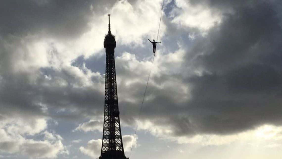 Francia: un equilibrista cruzó el Sena a 70 metros de altura