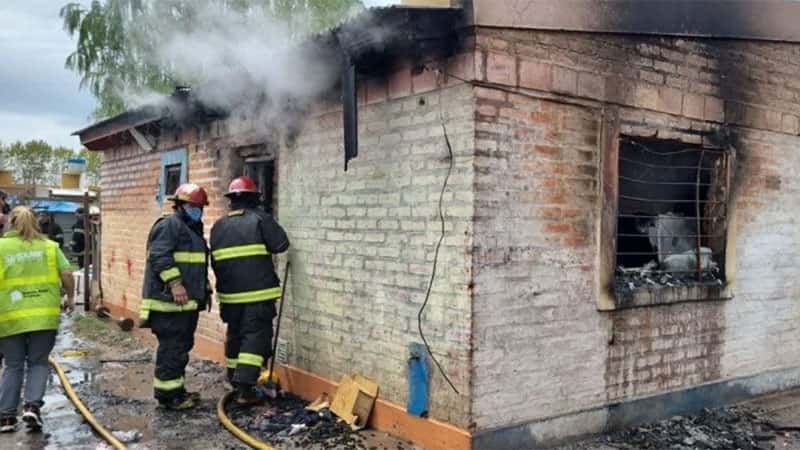 Siete muertos al quedar atrapados en incendio de una casa: cuatro eran niños