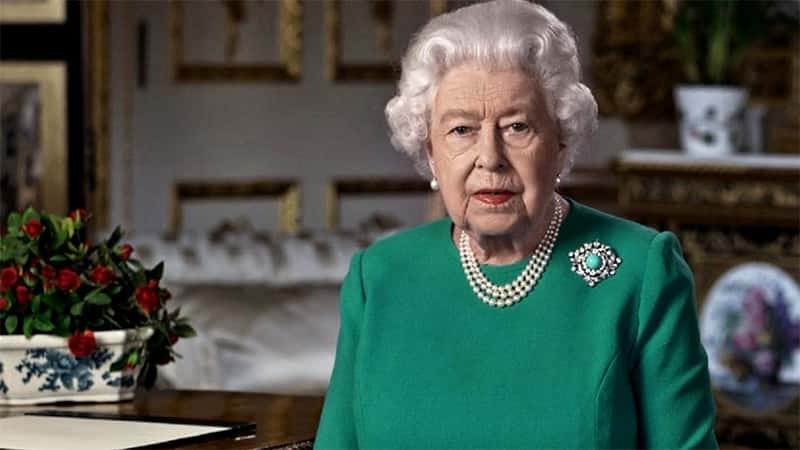 La reina Isabel II pasó la noche internada en un hospital