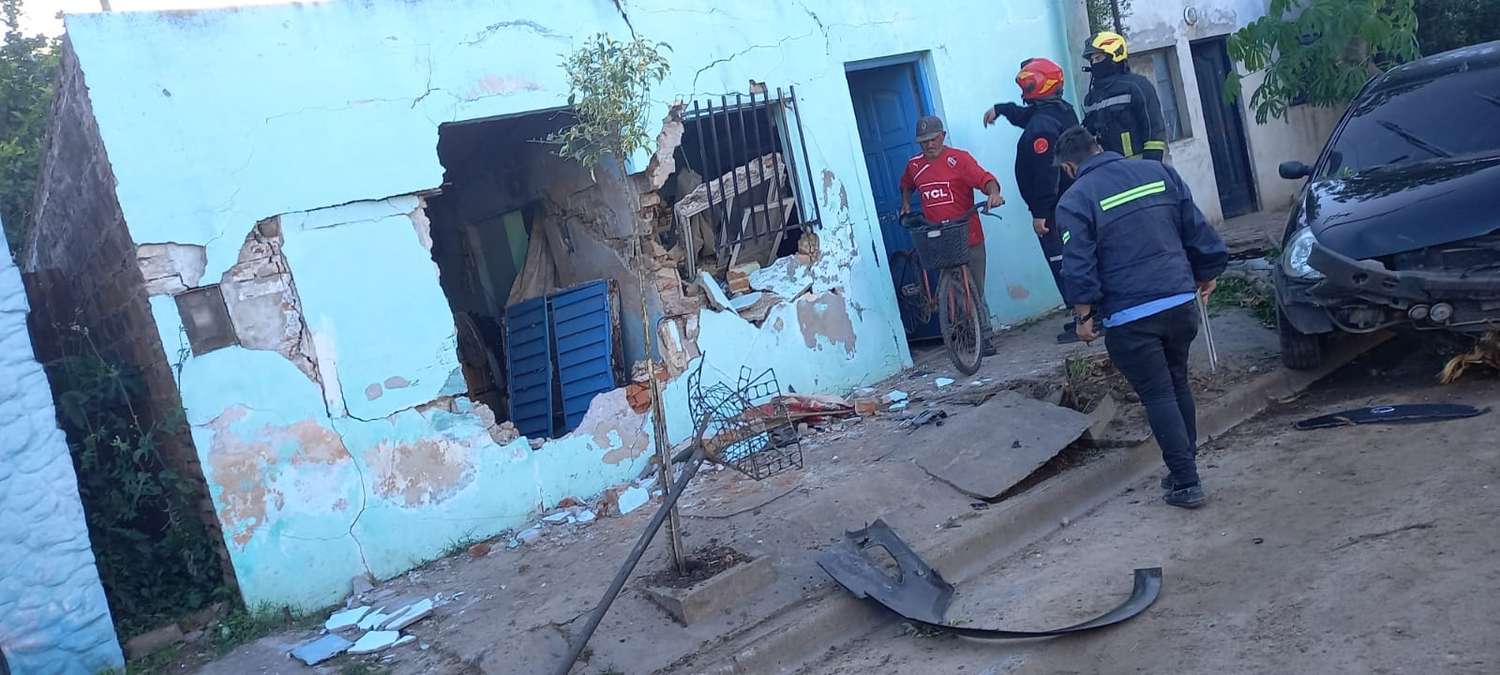 Gualeguay: un auto despistó e impactó contra una vivienda