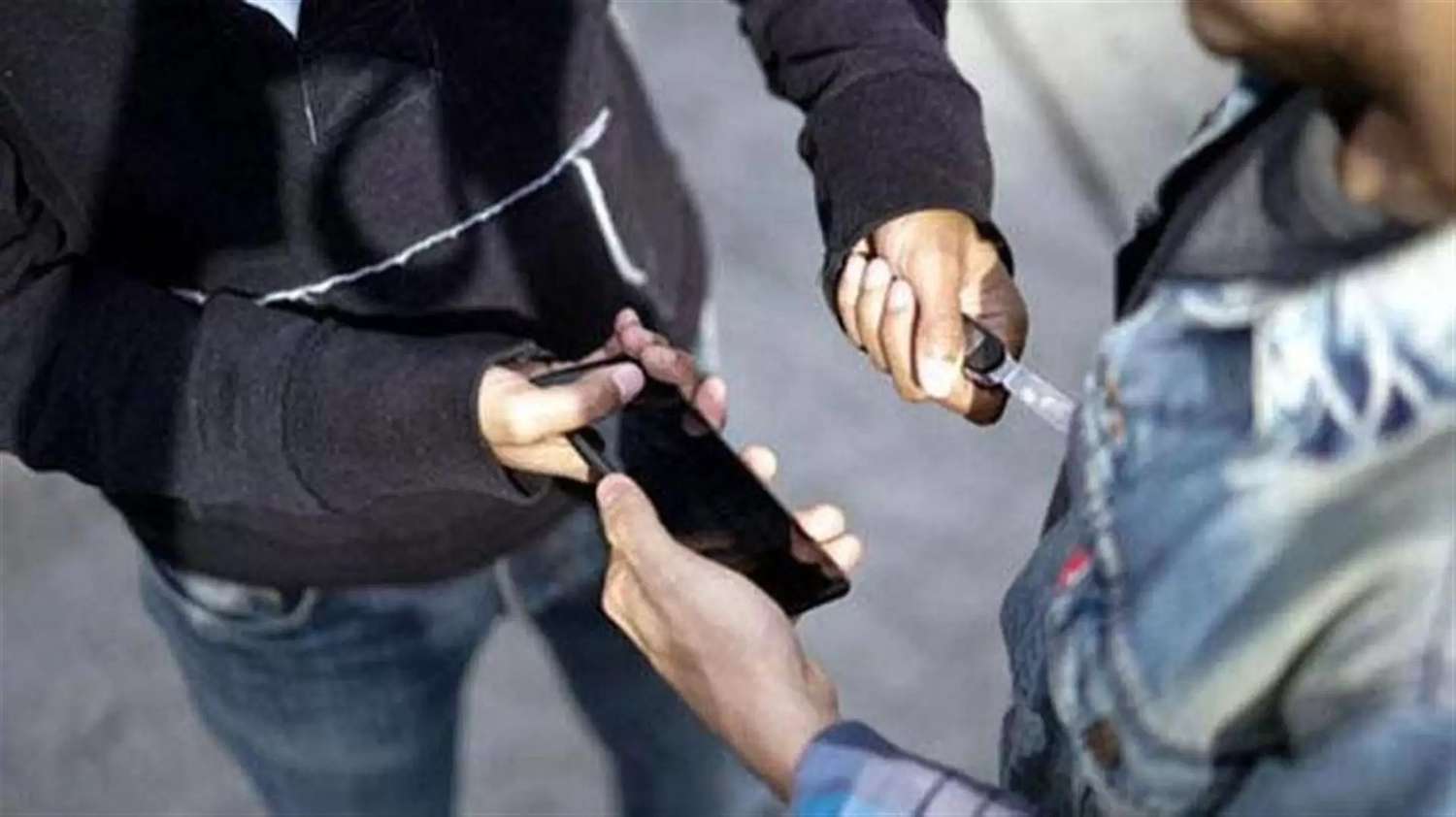 Gualeguay: Un hombre les robó un celular a dos chicas con un arma blanca