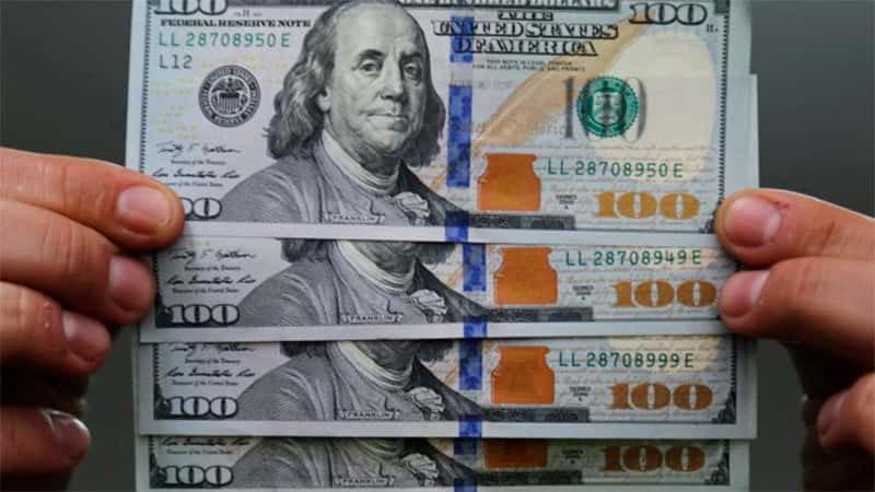 Dólar blue bajó en el inicio de la semana, tras tocar su récord histórico