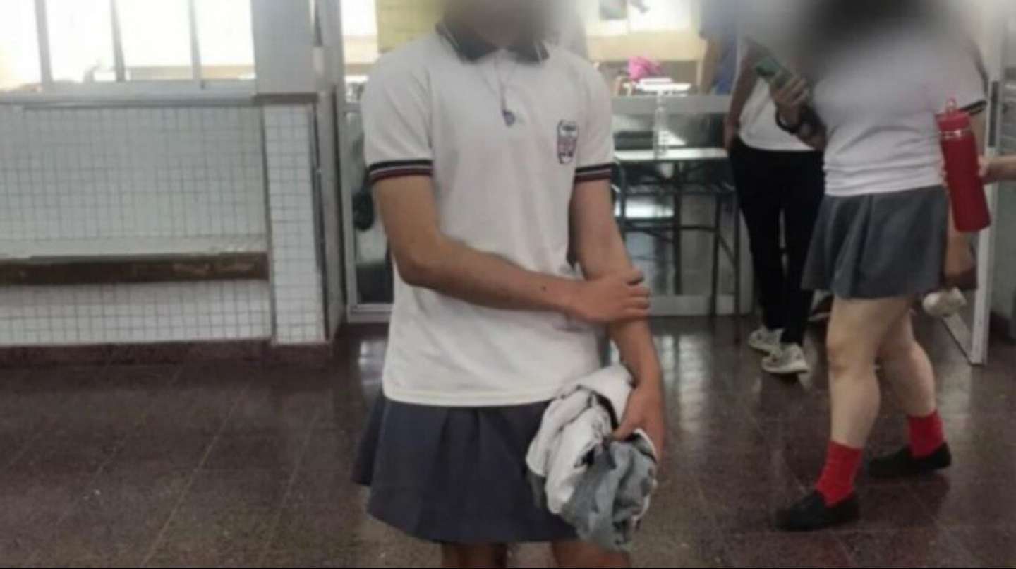 Otro alumno de Córdoba fue al colegio en pollera por no poder usar short