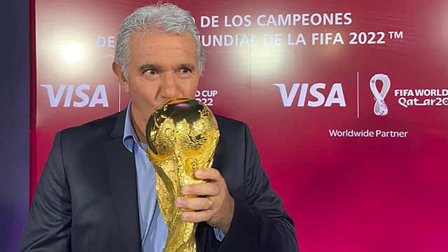 La Copa del Mundo llegó al país: "Ojalá el trofeo vuelva luego de Qatar", dijo Burruchaga