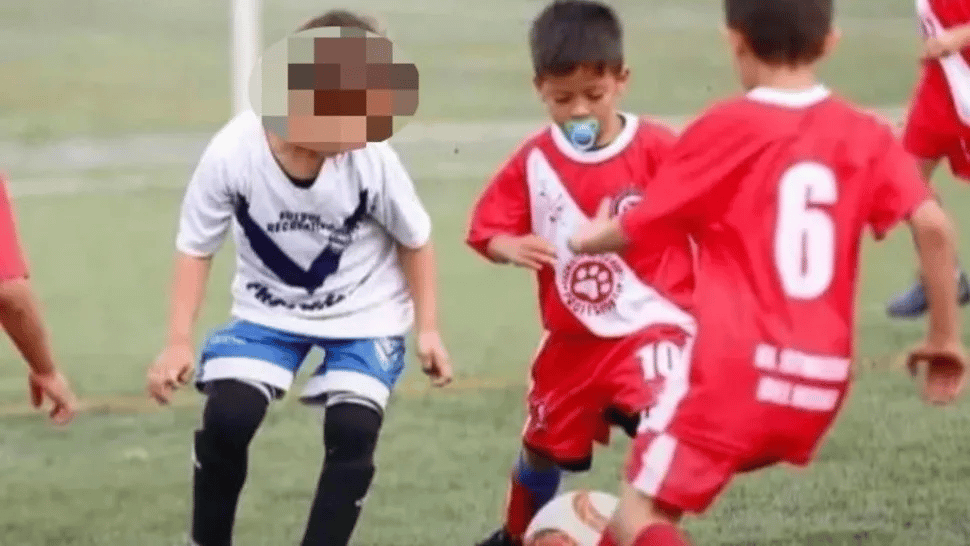 ¿Quién es Ulises Cáceres, el nene de 6 años que juega al fútbol con chupete?