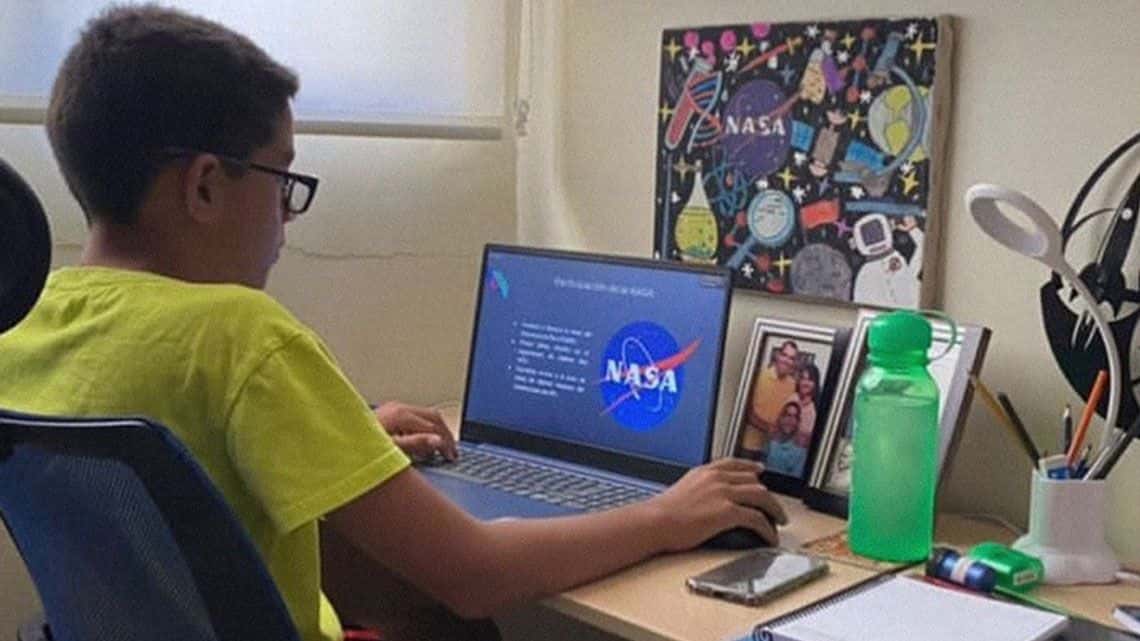 Un niño venezolano recibió una certificación de la NASA
